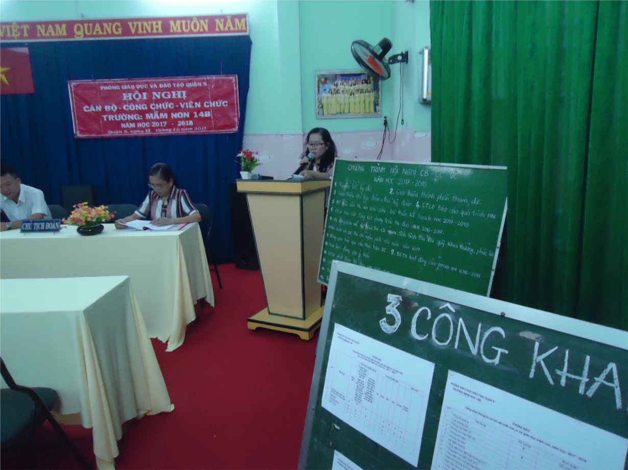 Hiệu trưởng báo cáo tổng kết năm học 2016-2017 và dự thảo Kế hoạch năm học 2017-2018.JPG